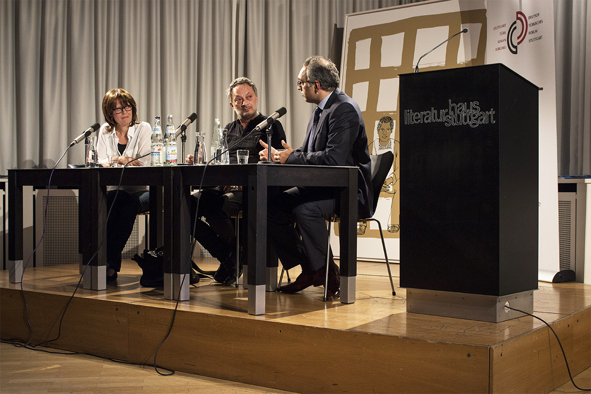 Auf dem Podium: Moderatorin Sibylle Thelen, Feridun Zaimoğlu und Dr. Yaşar Aydın, von links