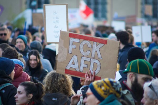 Demonstration mit ,,FCK AFD'' Plakat