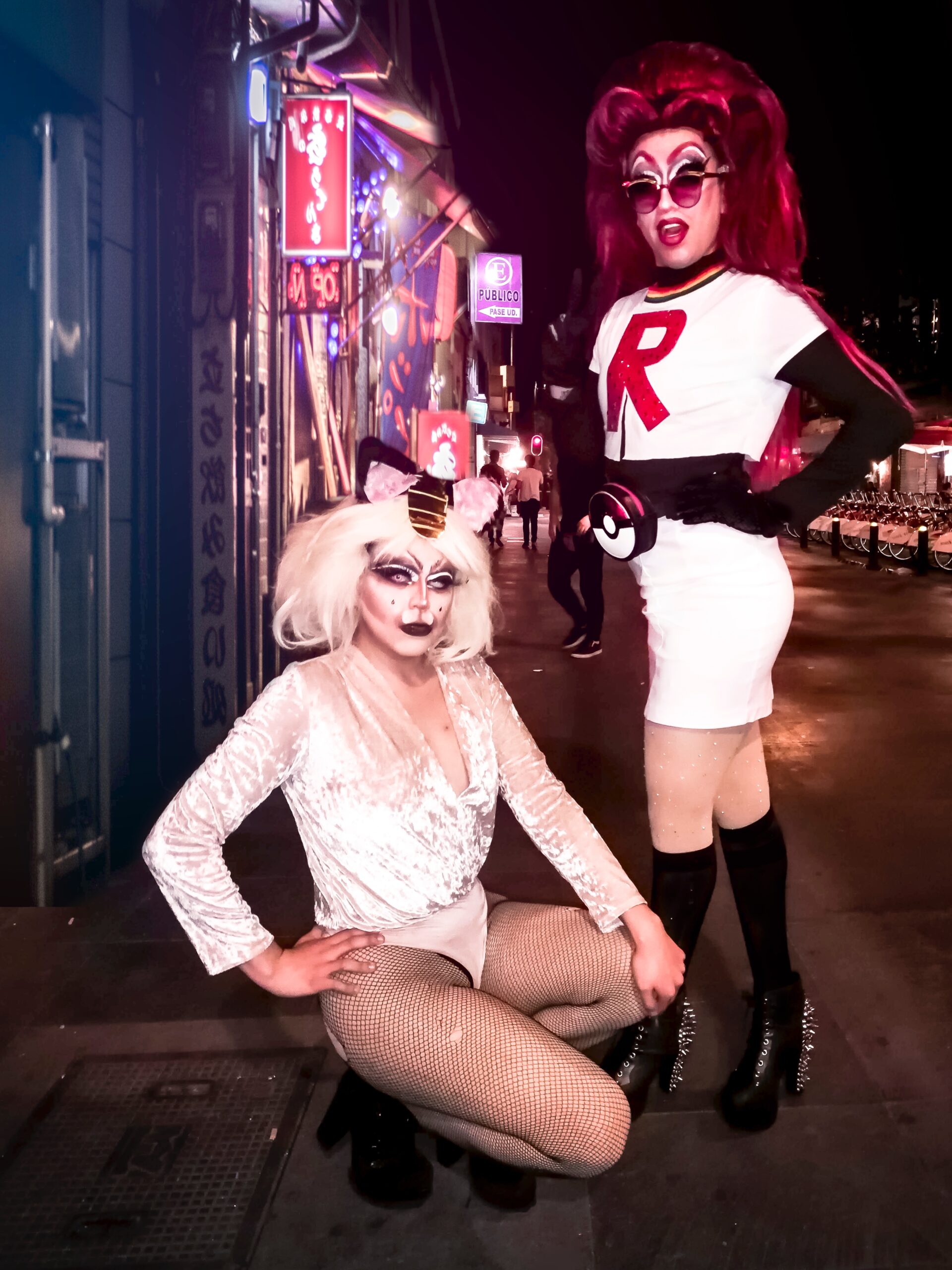 Zwei queeres Menschen in Drag Halloween Kostümen