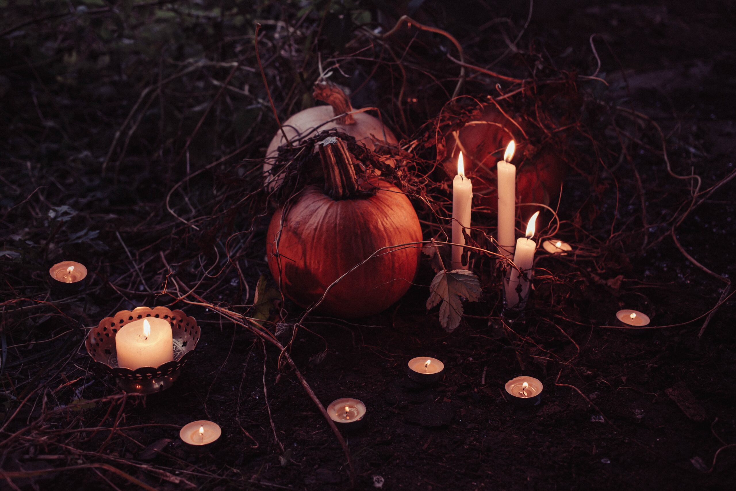 Kürbisse und Kerzen als Halloween-Deko.
