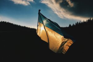 Die Urkraine Flagge vor dem Sonnenuntergang