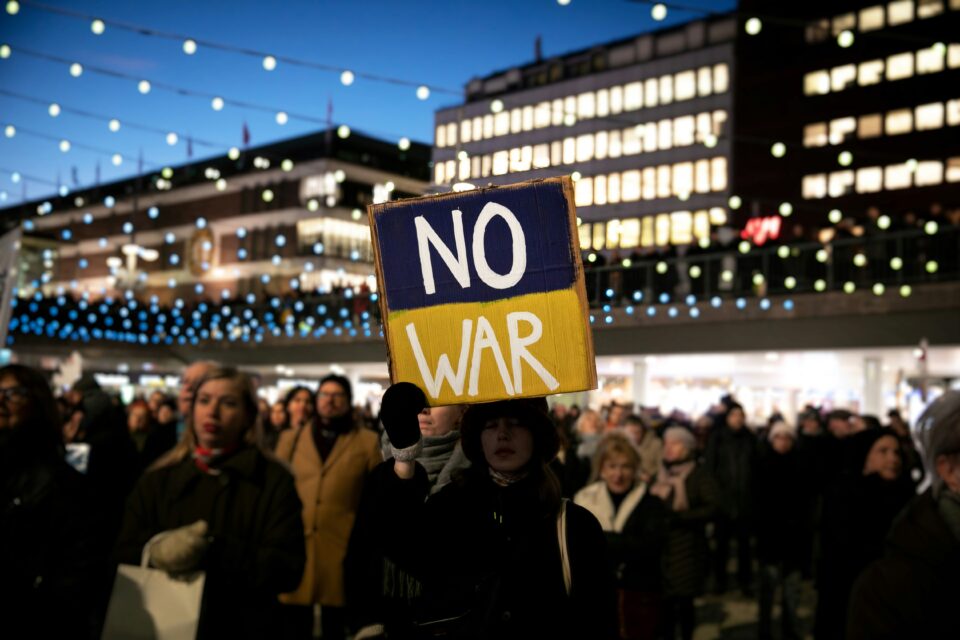 Demo gegen Krieg in der Ukraine. Plakat mit der Aufschrift ,,No War''