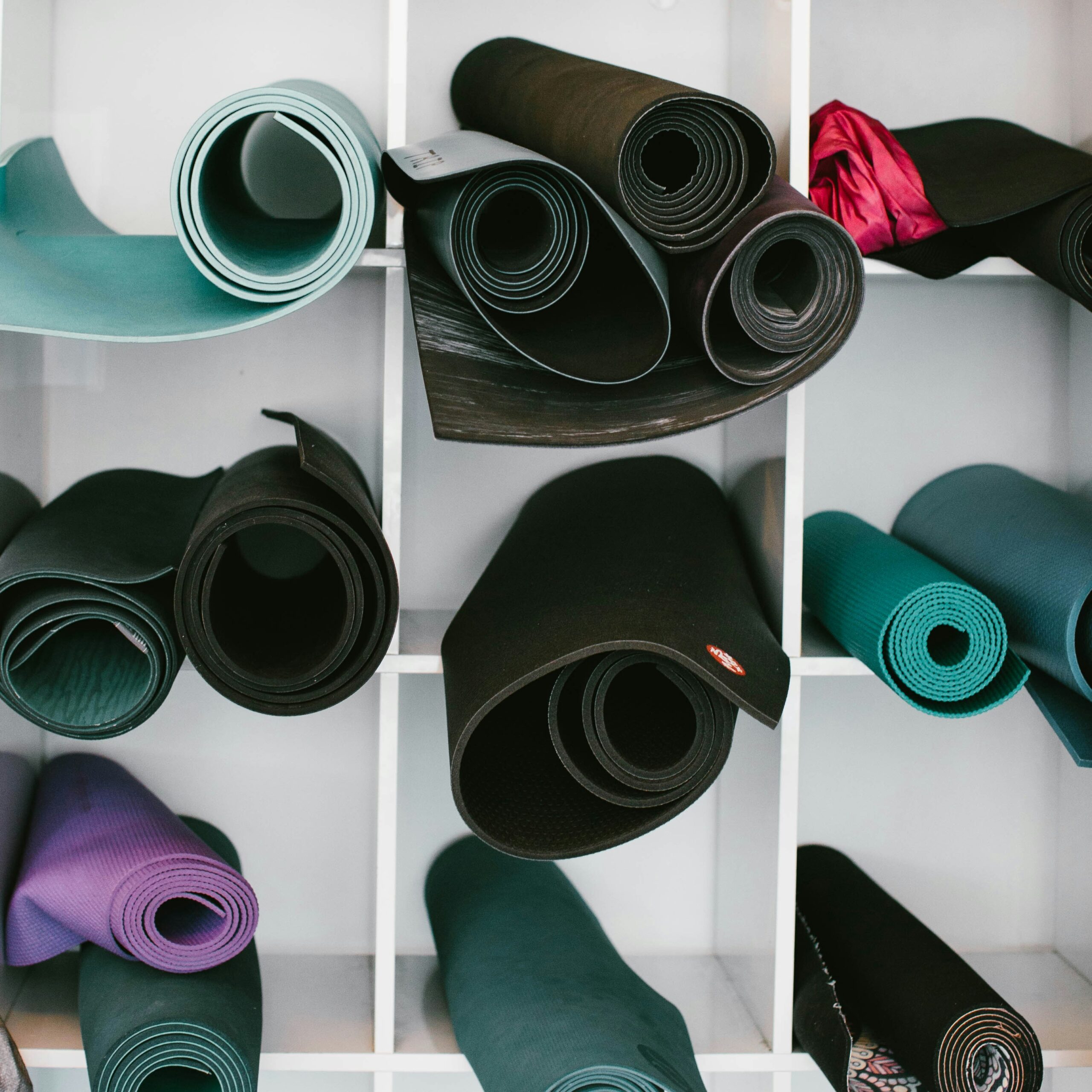Viele Yoga Matten in einem Regal