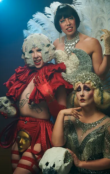 Die drei Velvet Creepers in ihren Kabaretts Kostümen
