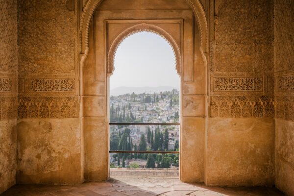 Ein Fenster aus dem man eine Stadt in Marokko überblicken kann.